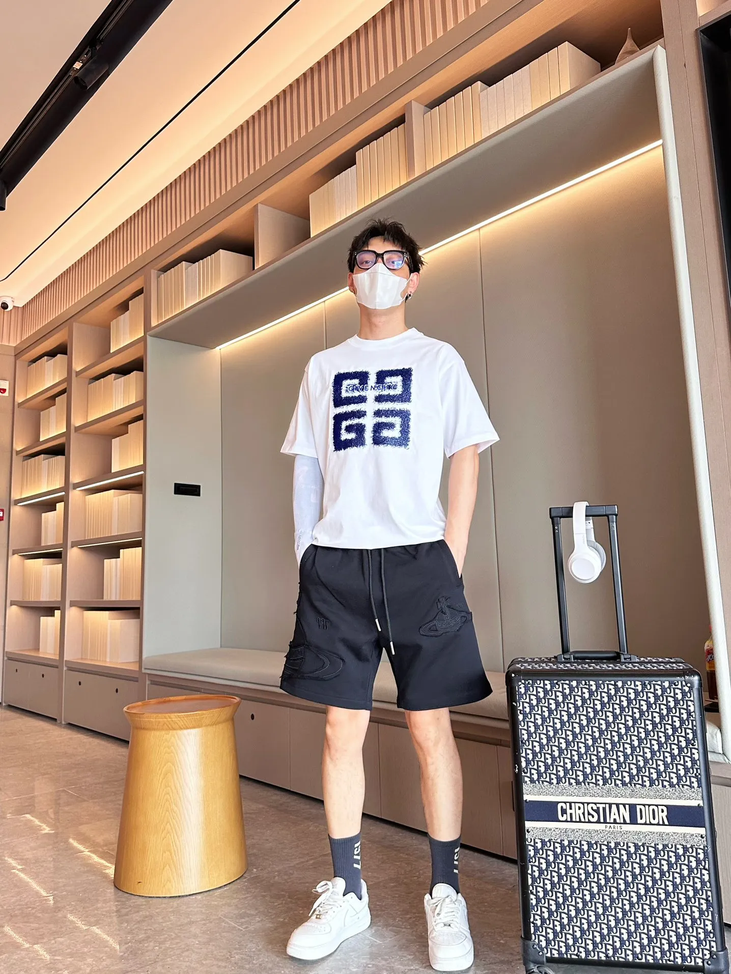 The Queen Mother's three-standard complete 2026 summer New Arrival men's casual shorts, advanced custom-made fabric Breathable fabric, Breathable elasticity and comfort, impeccable details, top-grade accessories, original logo design concept, delicate and soft feel! The upper body fit is awesome! Size: M-XXXL Please state your height and weight when ordering